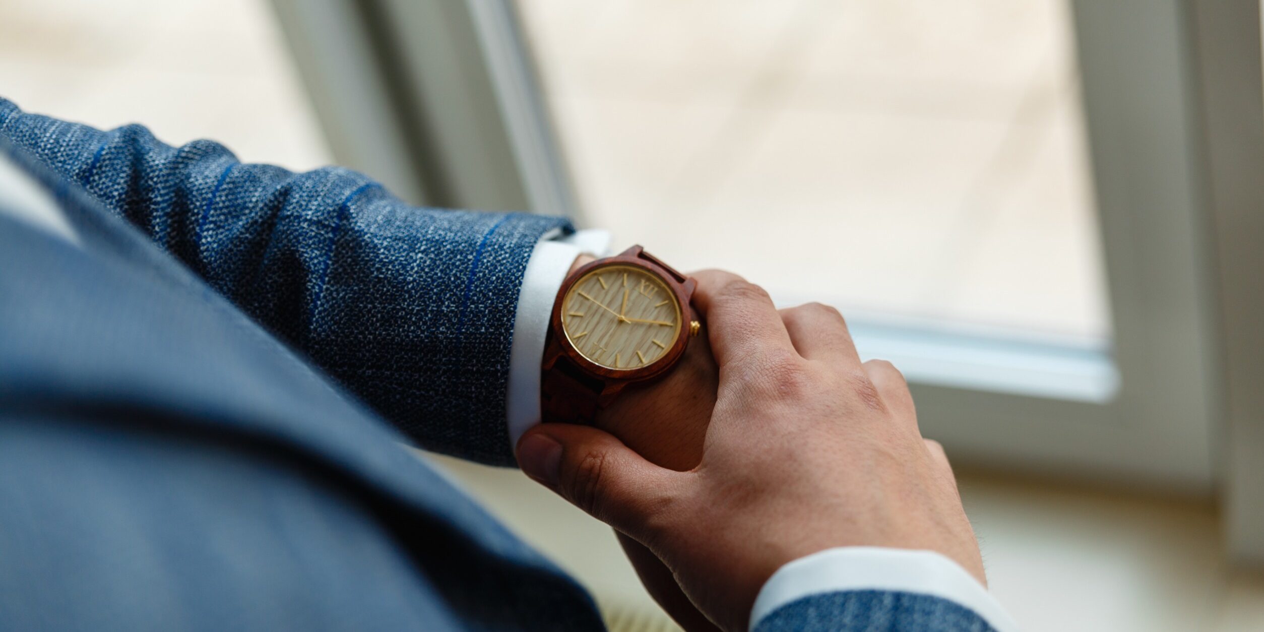 102142931_m_normal_none Man looking at watch | stock market downturn