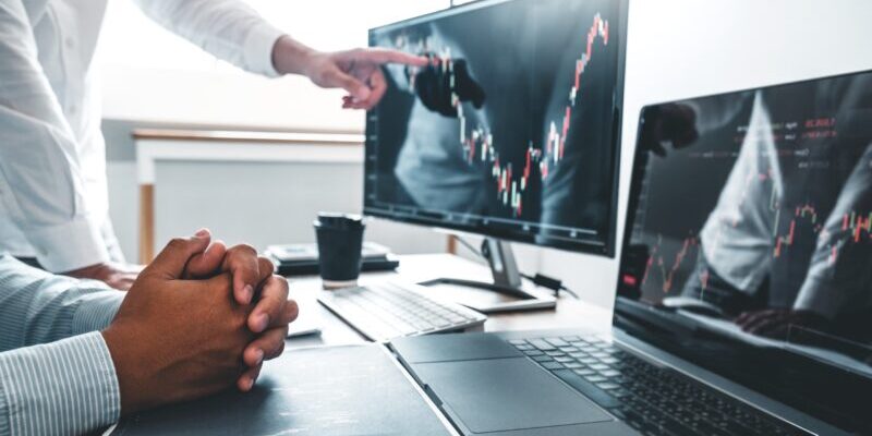 two people discussing trading | how to trade options