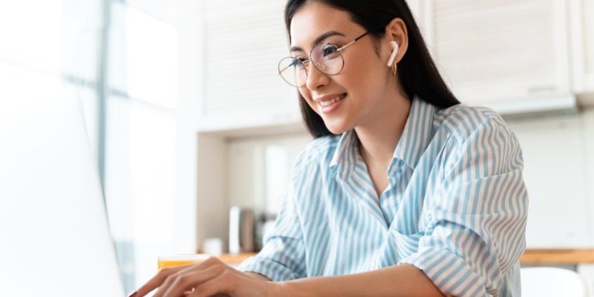 146256603_s woman trading with ear buds in | financial advice on social media