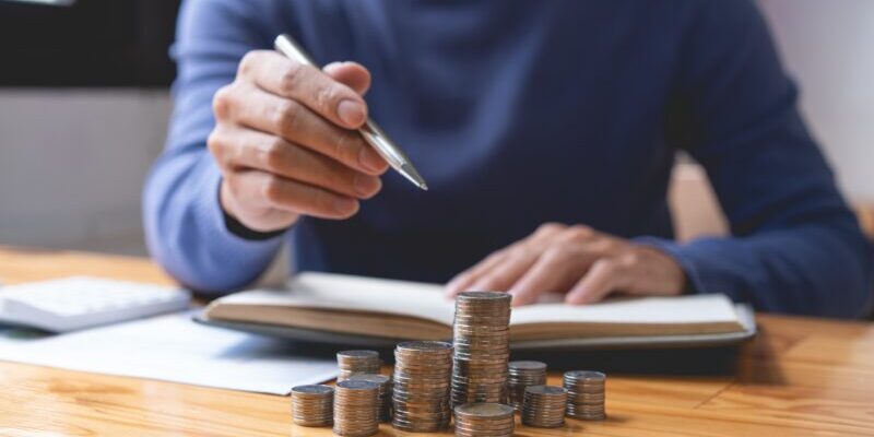 182368521_m_normal_none man counting money | make money in a bear market