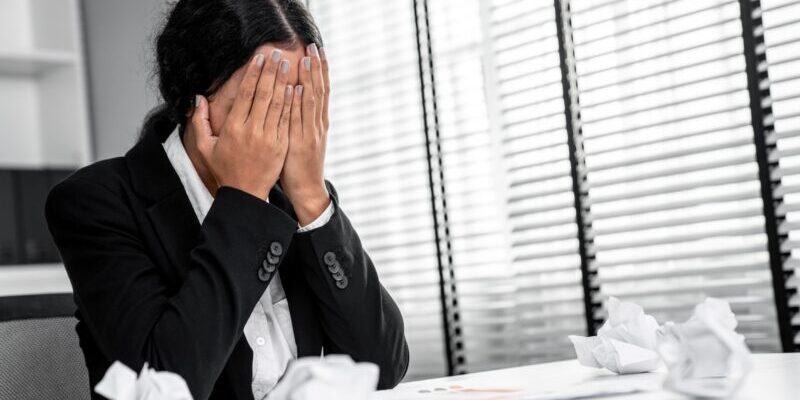 191870010_m_normal_none woman holding face in hands | trading mistakes