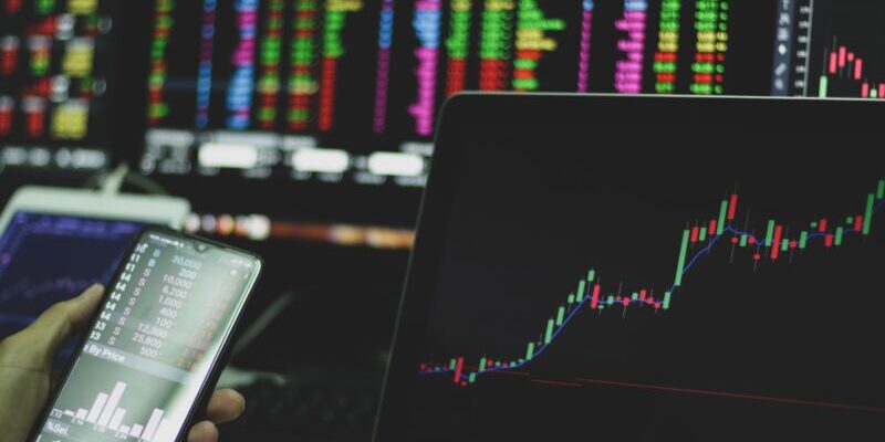 205222267_m_normal_none Image alt text: Trader analyzing charts on a laptop, using market internals like breadth, volume, and VIX to guide swing trading decisions.