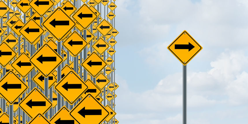 contrarian trading strategy | road sign pointing in the opposite direction
