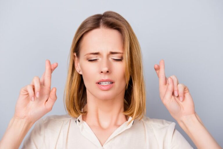 woman crossing her fingers | 0DTE options
