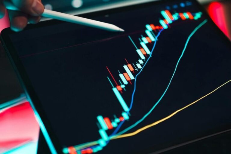 person pointing to a stock chart | market countertrend