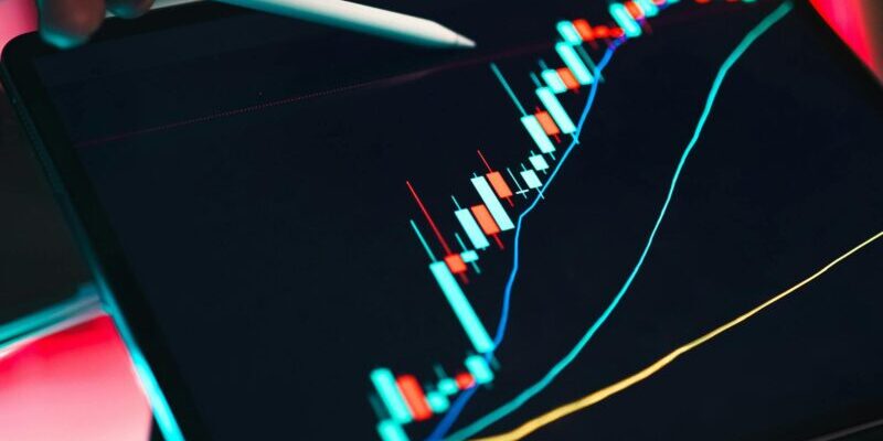 pexels-jakubzerdzicki-30572289 person pointing to a stock chart | market countertrend