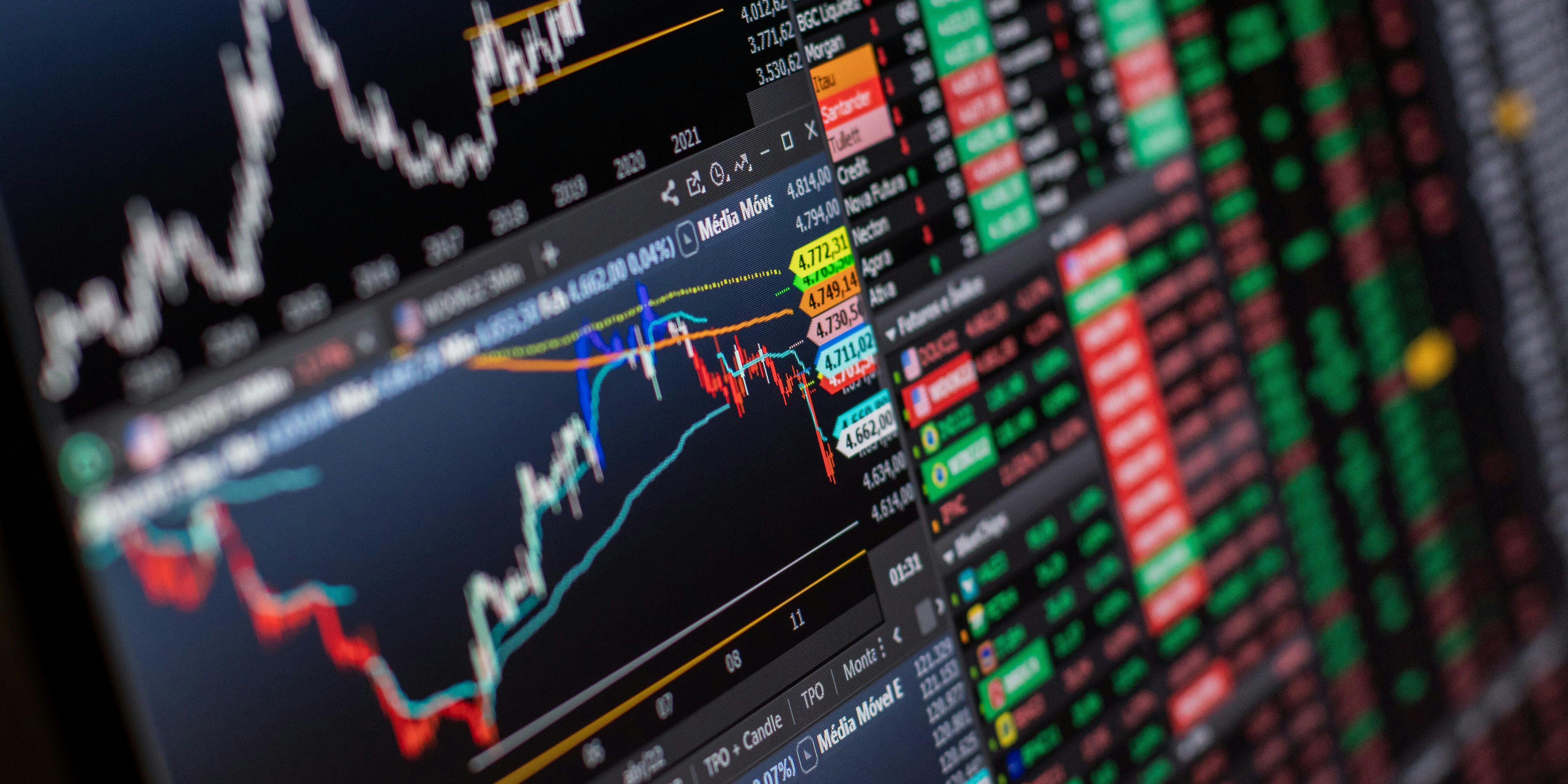 pexels-romulo-queiroz-2079642-11798250 bearish stock chart | year-end bearish action