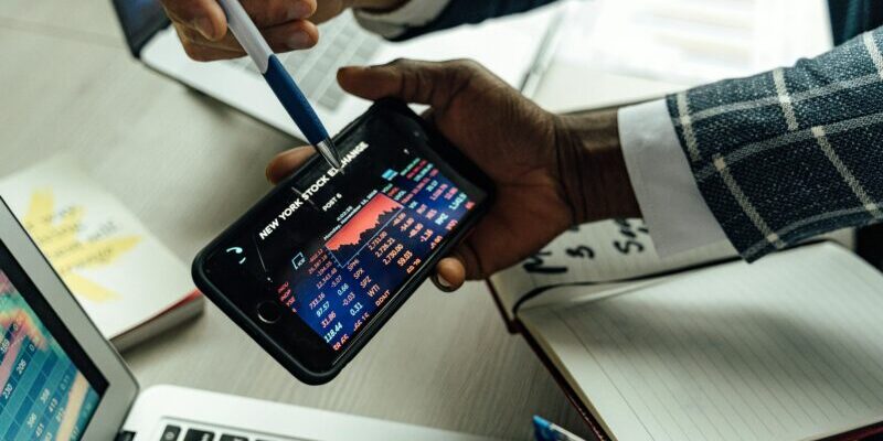 pexels-shkrabaanthony-5583980 Traders discussing stock market | money flow indicators