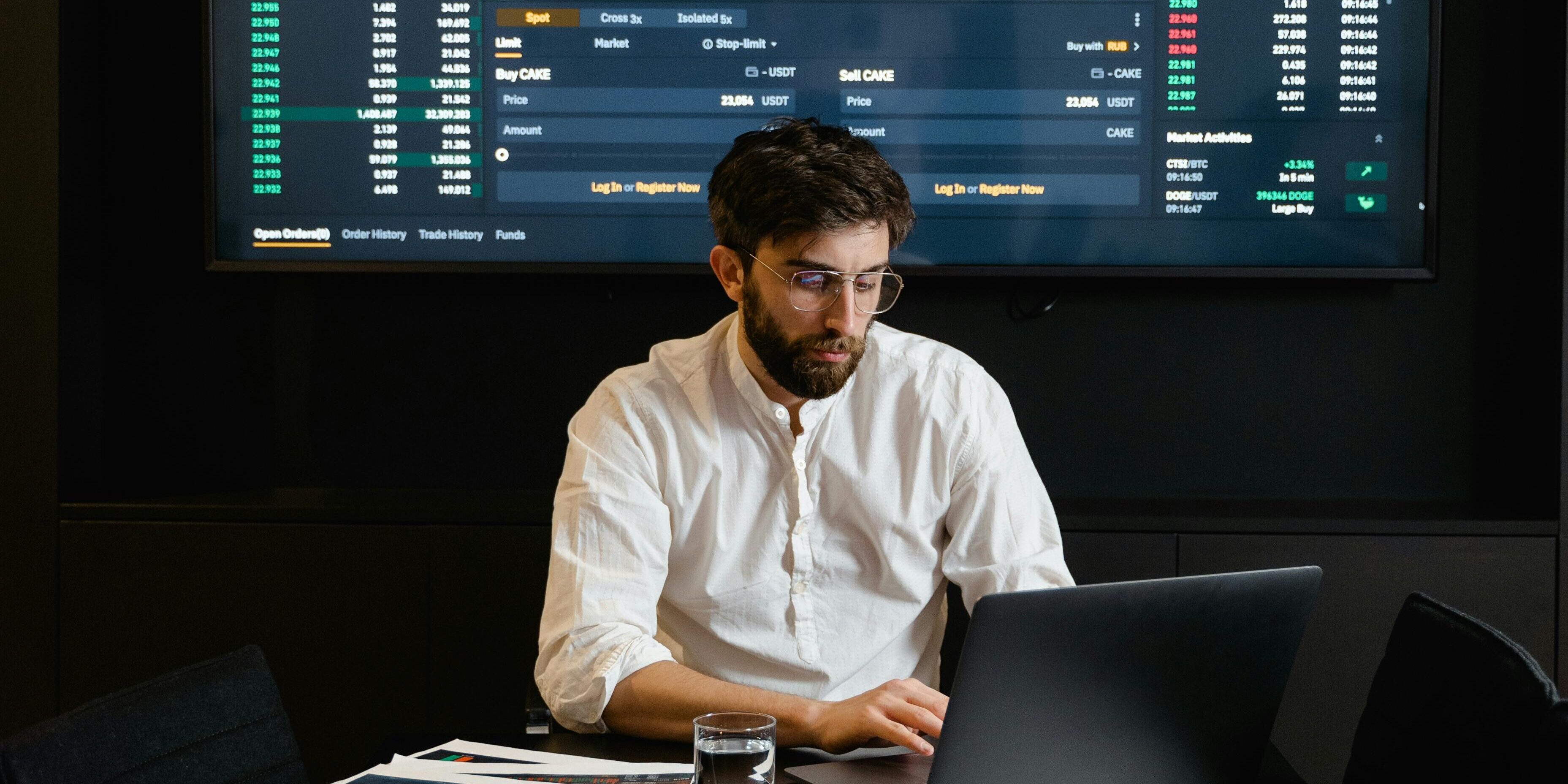 pexels-tima-miroshnichenko-7567588 man trading on laptop | embrace trading losses